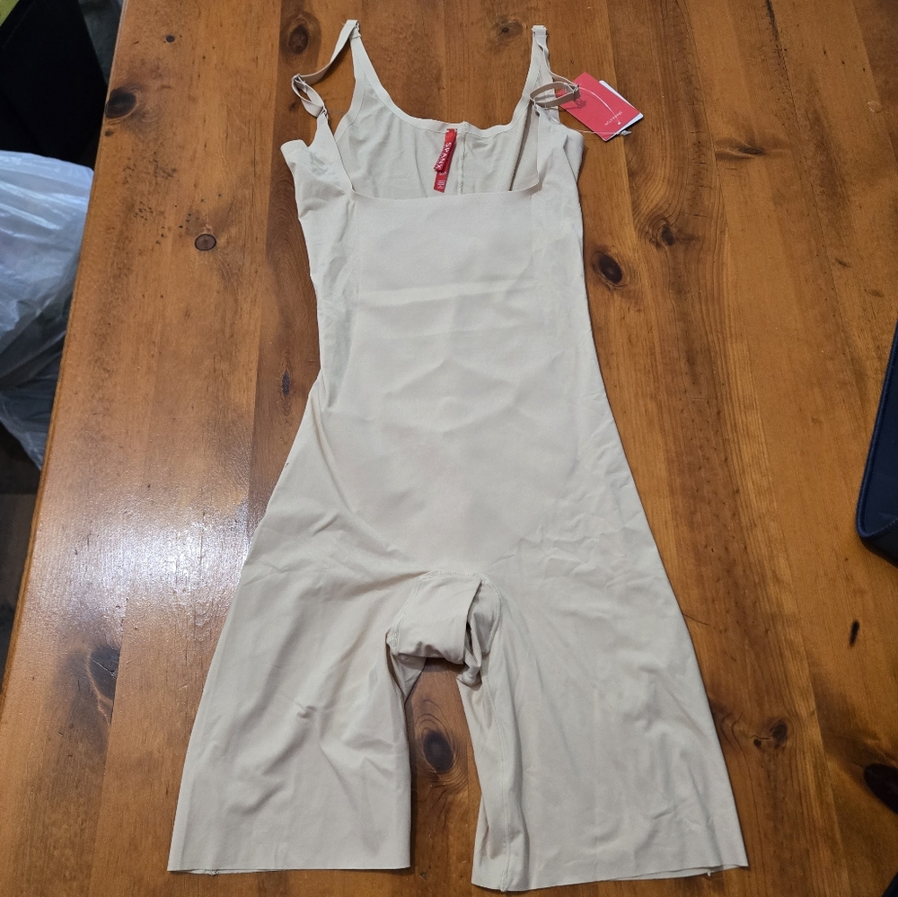 Spanx NWT Open Bust Mid Thigh Bodysuit Shapewear Size Small Nude/Cream Smartgrip